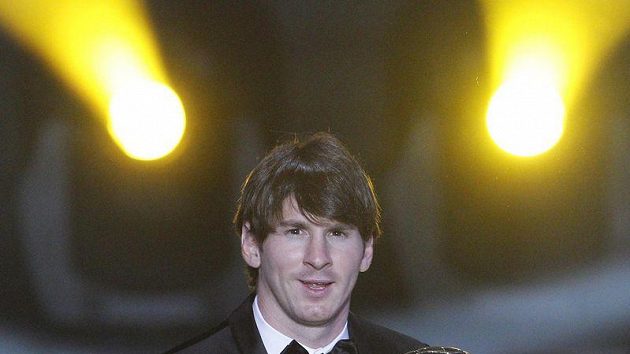 Lionel Messi se Zlatým míčem FIFA za rok 2010. Lionel Messi se Zlatým míčem FIFA za rok 2010.