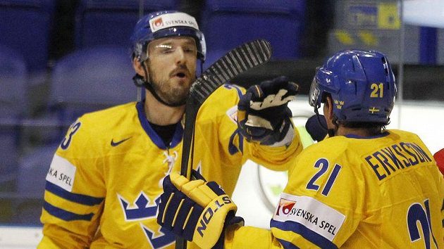 Niklas Persson (vlevo) se švédským spoluhráčem Erikssonem Niklas Persson (vlevo) se švédským spoluhráčem Erikssonem