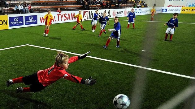 Momentka ze zápasu přípravky Tempa proti Viktorii Žižkov (v modrém). Momentka ze zápasu přípravky Tempa proti Viktorii Žižkov (v modrém).
