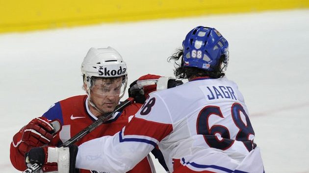 Tommy Jakobsen v souboji s Jaromírem Jágrem. Tommy Jakobsen v souboji s Jaromírem Jágrem.