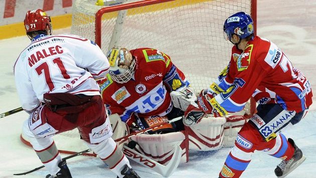Pardubický brankář Dominik Hašek (uprostřed) kryje puk před dotírajícím Tomášem Malcem z Třince. Vpravo je pardubický Tomáš Zohorna. Pardubický brankář Dominik Hašek (uprostřed) kryje puk před dotírajícím Tomášem Malcem z Třince. Vpravo je pardubický Tomáš Zohorna.
