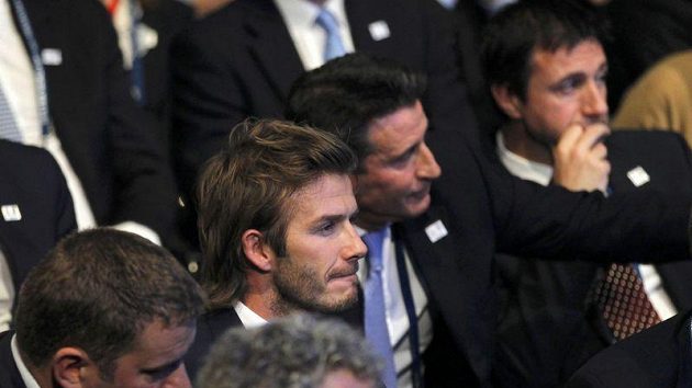 Ticho jako v hrobě bylo mezi členy anglické delegace po vyhlášení vítěze volby pořadatele MS 2018. Uprostřed zaražený David Beckham. Ticho jako v hrobě bylo mezi členy anglické delegace po vyhlášení vítěze volby pořadatele MS 2018. Uprostřed zaražený David Beckham.