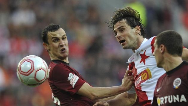 Karola Kisela zastavují sparťané Jiří Kladrubský (vlevo) a Manuel Pamić (vlevo) Karola Kisela zastavují sparťané Jiří Kladrubský (vlevo) a Manuel Pamić (vlevo)
