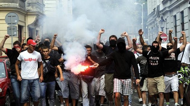 Fanoušci srbského týmu Crvena Zvezda Bělehrad zaplavili centrum Bratislavy Fanoušci srbského týmu Crvena Zvezda Bělehrad zaplavili centrum Bratislavy