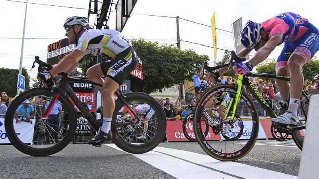 Mark Cavendish v cíli sedmé etapy Tour před Italem Petacchim Mark Cavendish v cíli sedmé etapy Tour před Italem Petacchim