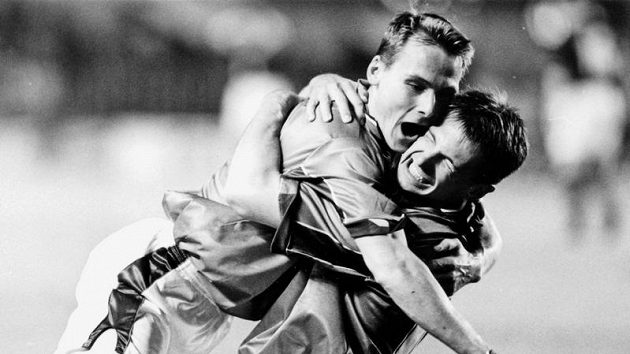 Pavel Nedvěd a Pavel Kuka se radují z velkého obratu ve vítězném utkání se Skotskem (3:2) na Letné v červnu 1999. Pavel Nedvěd a Pavel Kuka se radují z velkého obratu ve vítězném utkání se Skotskem (3:2) na Letné v červnu 1999.