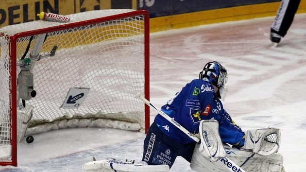 Vítkovický brankář Jakub Štěpánek inkasuje branku. Vítkovický brankář Jakub Štěpánek inkasuje branku.