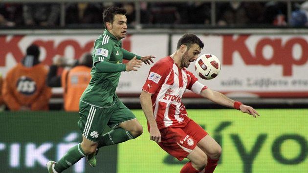 Fotbalista Olympiakosu Vassilis Torosidis (vpravo) se snaží ubránit dotírajícímu Sotirisi Ninisovi z Panathinaikosu. Fotbalista Olympiakosu Vassilis Torosidis (vpravo) se snaží ubránit dotírajícímu Sotirisi Ninisovi z Panathinaikosu.