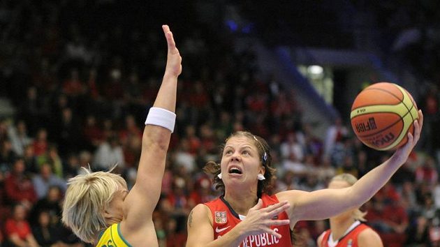 Veronika Bortelová střílí před Phillipsovou z Austrálie Veronika Bortelová střílí před Phillipsovou z Austrálie