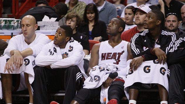 Zklamaní basketbalisté Miami na střídačce Zklamaní basketbalisté Miami na střídačce