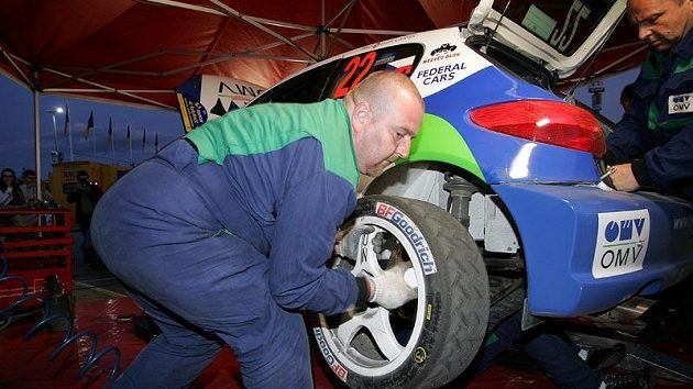 Výměna pneumatik Michelin na voze Štěpána Vojtěcha. Výměna pneumatik Michelin na voze Štěpána Vojtěcha.