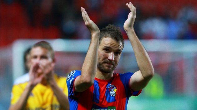 Plzeňský útočník Marek Bakoš děkuje divákům po domácí remíze 1:1 s Borisovem. Plzeňský útočník Marek Bakoš děkuje divákům po domácí remíze 1:1 s Borisovem.