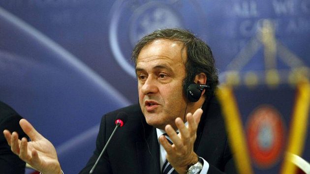 Předseda UEFA Michel Platini se opřel do FIFA a jejího prezidenta Seppa Blattera. Předseda UEFA Michel Platini se opřel do FIFA a jejího prezidenta Seppa Blattera.