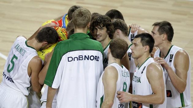 Basketbalisté Litvy se radují z vítězství nad Čínou Basketbalisté Litvy se radují z vítězství nad Čínou