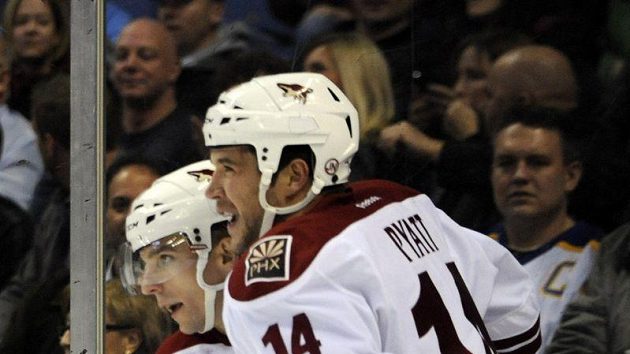 Radim Vrbata (v pozadí) oslavuje se spoluhráčem Pyattem svůj gól proti Buffalu. Radim Vrbata (v pozadí) oslavuje se spoluhráčem Pyattem svůj gól proti Buffalu.