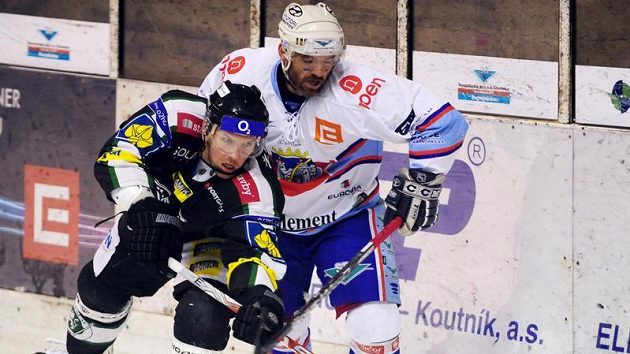 Chomutovský David Hruška (vlevo) bude hostovat v Karlových Varech. Chomutovský David Hruška (vlevo) bude hostovat v Karlových Varech.