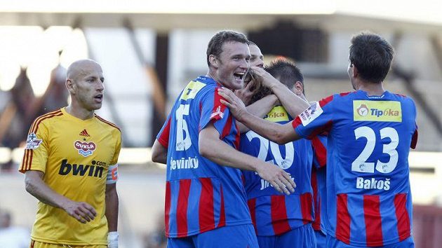 Plzeňská radost z gólu do sítě Dukly. Plzeňská radost z gólu do sítě Dukly.