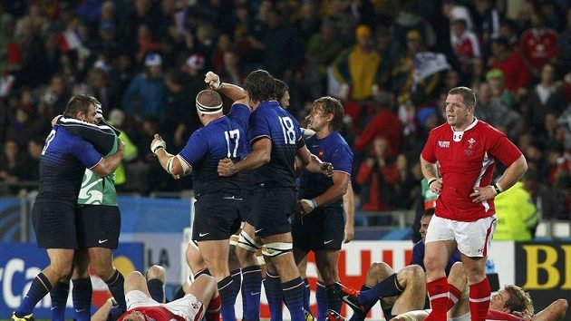 Francouzští ragbisté se radují z postupu do finále MS přes Wales. Francouzští ragbisté se radují z postupu do finále MS přes Wales.