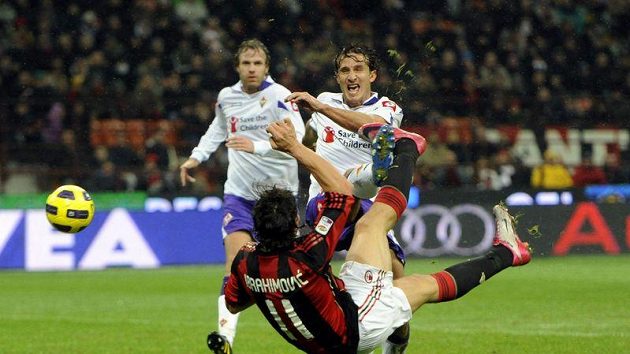Zlatan Ibrahimovic (vpředu) zařídil povedenými nůžkami vítězství AC Milán nad Fiorentinou. Zlatan Ibrahimovic (vpředu) zařídil povedenými nůžkami vítězství AC Milán nad Fiorentinou.