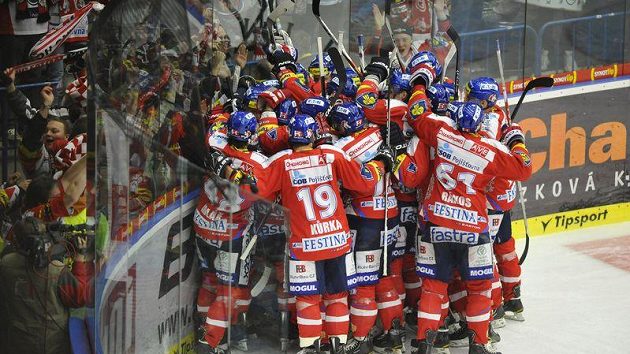 Hokejisté Pardubic slaví vítězství ve Zlíně po prodloužení. Hokejisté Pardubic slaví vítězství ve Zlíně po prodloužení.