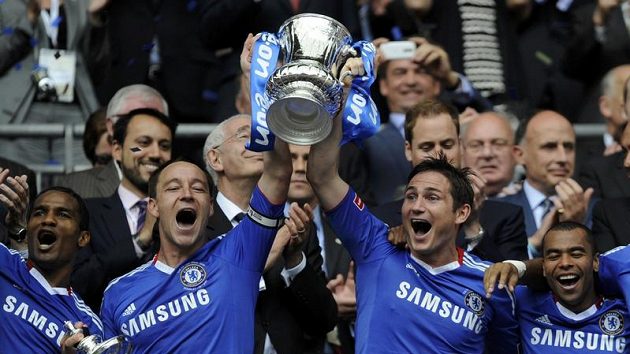 Fotbalisté londýnské Chelsea s pohárem. Fotbalisté londýnské Chelsea s pohárem.