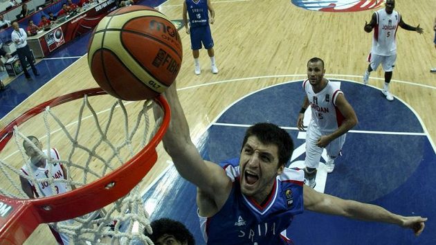 Srbský basketbalista Štefan Markovič (uprostřed) skóruje v duelu MS proti Jordánsku. Srbský basketbalista Štefan Markovič (uprostřed) skóruje v duelu MS proti Jordánsku.