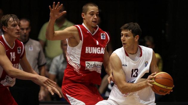 Vůdčí osobnost basketbalové reprezentace Petr Benda (vpravo). Vůdčí osobnost basketbalové reprezentace Petr Benda (vpravo).