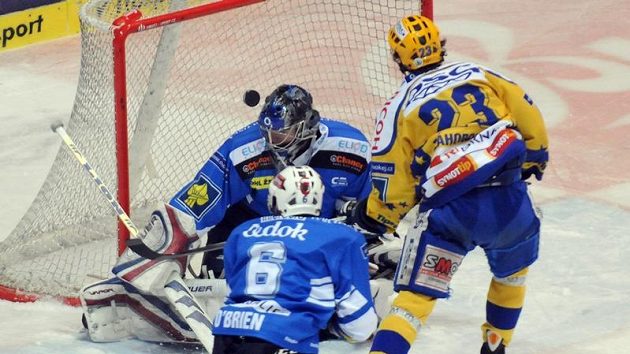 Martin Záhorovský ze Zlína překonává brankáře Tomáše Pöpperleho z Plzně. Martin Záhorovský ze Zlína překonává brankáře Tomáše Pöpperleho z Plzně.