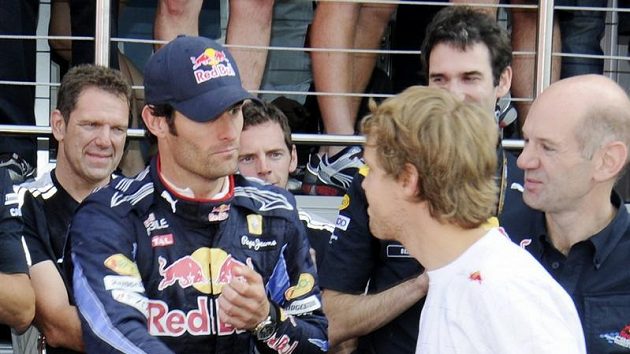 Mark Webber si podává ruku se Sebastianem Vettelem. Mark Webber si podává ruku se Sebastianem Vettelem.