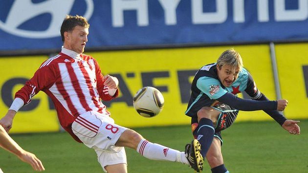 Střelu Jaroslava Černého ze Slavie (vpravo) se snaží zblokovat žižkovský Michal Houžvička. Střelu Jaroslava Černého ze Slavie (vpravo) se snaží zblokovat žižkovský Michal Houžvička.
