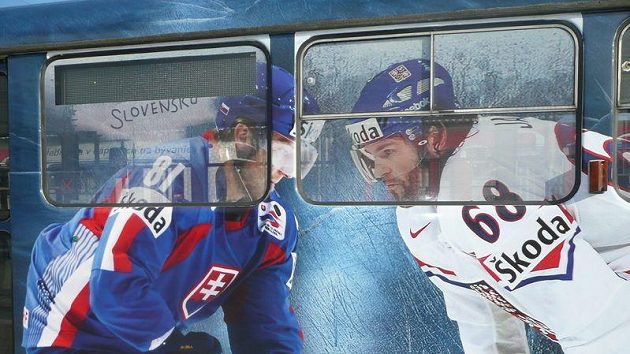 Jedna z podob vzhledu autobusů na hokejovém mistrovství světa na Slovensku. Jedna z podob vzhledu autobusů na hokejovém mistrovství světa na Slovensku.