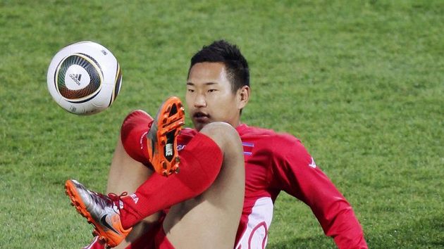 Jong Tae-se z KLDR během tréninku v Johannesburgu. Jong Tae-se z KLDR během tréninku v Johannesburgu.