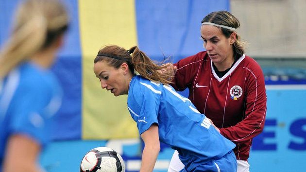 Iva Mocová ze Sparty (vpravo) bojuje o míč s Asllani Kosoverovou z Linköpingu. Iva Mocová ze Sparty (vpravo) bojuje o míč s Asllani Kosoverovou z Linköpingu.