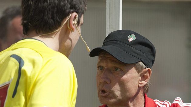 Rozčílený žižkovský trenér Ščasný (v čepičce) během utkání s Kladnem. Rozčílený žižkovský trenér Ščasný (v čepičce) během utkání s Kladnem.