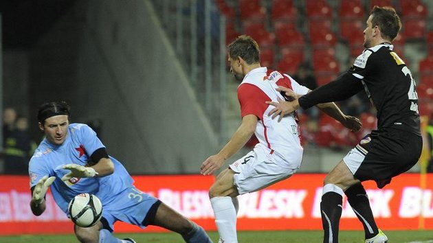 Marek Bakoš z Plzně se snaží ohrozit branku Slavie. Situaci řeší hráči Slavie David Hubáček a brankář Kamil Čontofalský. Marek Bakoš z Plzně se snaží ohrozit branku Slavie. Situaci řeší hráči Slavie David Hubáček a brankář Kamil Čontofalský.