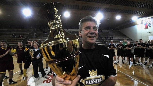Josef Chovanec z týmu Nike přebírá vítěznou trofej na vánočním halovém turnaji fotbalových internacionálů v Edenu. Josef Chovanec z týmu Nike přebírá vítěznou trofej na vánočním halovém turnaji fotbalových internacionálů v Edenu.