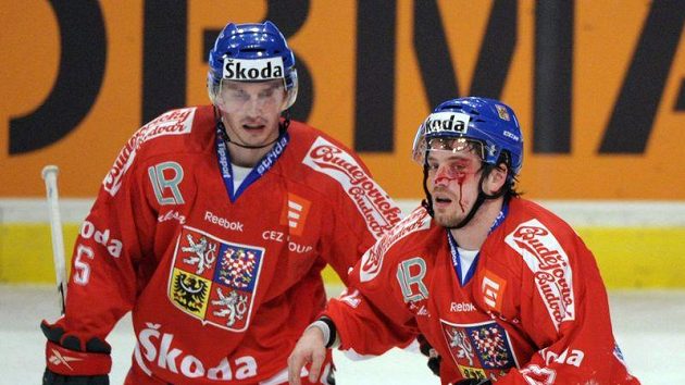 Tomáš Mojžíš (vlevo) a Petr Koukal, jenž si ze zápasu se Švédskem odnesl krvavý šrám ve tváři Tomáš Mojžíš (vlevo) a Petr Koukal, jenž si ze zápasu se Švédskem odnesl krvavý šrám ve tváři