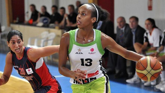 Evropské ligy basketbalistek Frisco Sika Brno - CB Taranto. Vpravo Farhiya Abdiová z Brna, vlevo Michelle Grecová z Taranta. Evropské ligy basketbalistek Frisco Sika Brno - CB Taranto. Vpravo Farhiya Abdiová z Brna, vlevo Michelle Grecová z Taranta.