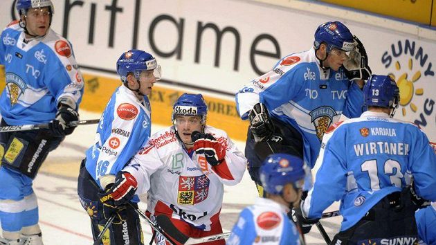 Petr Koukal slaví se svými spoluhráči gól do sítě Finska v úvodním utkání Channel One Cupu v Espoo. Petr Koukal slaví se svými spoluhráči gól do sítě Finska v úvodním utkání Channel One Cupu v Espoo.