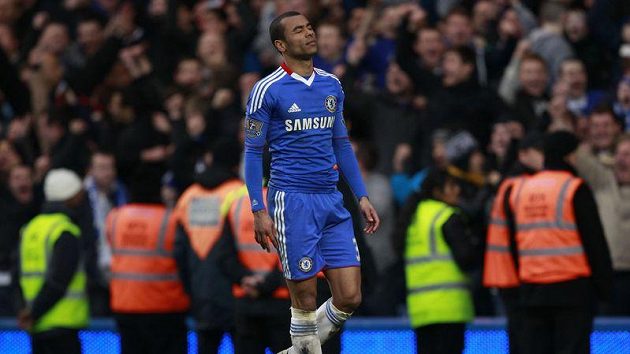 I obránce Chelsea Ashley Cole musel na Old Trafford překousnout hořký konec sezóny. I obránce Chelsea Ashley Cole musel na Old Trafford překousnout hořký konec sezóny.