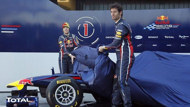 Piloti stáje Red Bull Sebastian Vettel (vzadu) a Mark Webber odhalují monopost RB7 pro sezónu 2011. Piloti stáje Red Bull Sebastian Vettel (vzadu) a Mark Webber odhalují monopost RB7 pro sezónu 2011.
