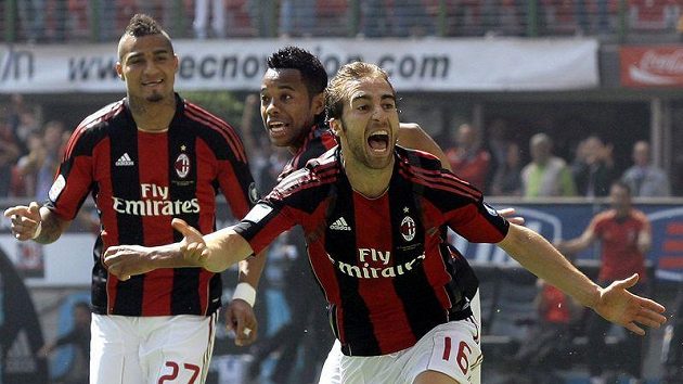 Mathieu Flamini z AC Milán se raduje z branky. Mathieu Flamini z AC Milán se raduje z branky.