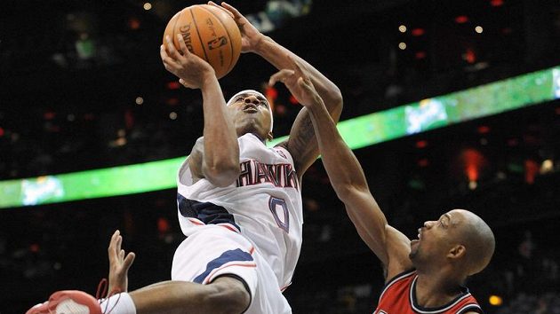 Basketbalista New Jersey Rafer Alston střílí koš Atlantě. The Hawks defeated the Nets 130-107. (AP Photo/Erik S. Lesser) (ČTK/AP) Basketbalista New Jersey Rafer Alston střílí koš Atlantě. The Hawks defeated the Nets 130-107. (AP Photo/Erik S. Lesser) (ČTK/AP)
