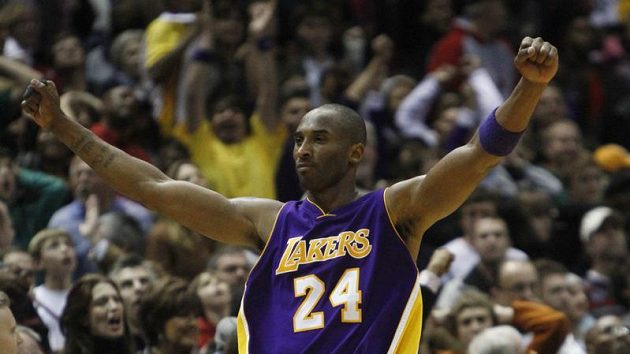 Basketbalista Los Angeles Kobe Bryant se raduje po vítězství nad Milwaukee. Basketbalista Los Angeles Kobe Bryant se raduje po vítězství nad Milwaukee.