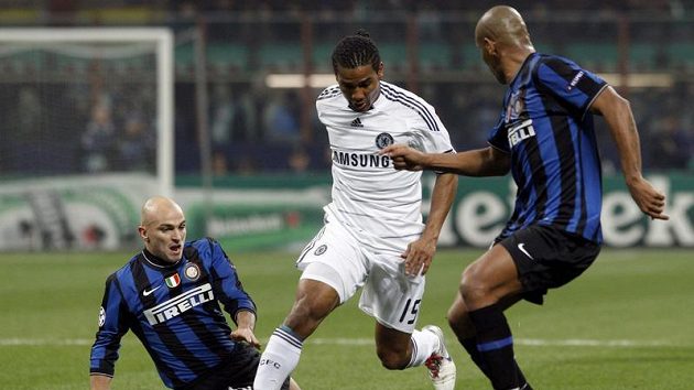 Malouda z Chelsea v souboji mezi Cambiassem a Maiconem z Interu. Malouda z Chelsea v souboji mezi Cambiassem a Maiconem z Interu.