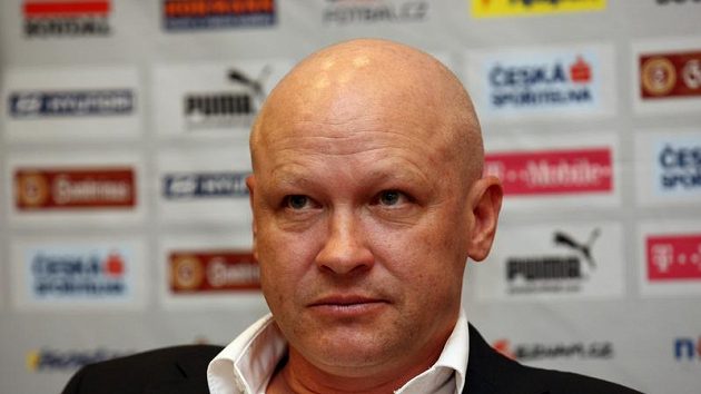 Šéf českého fotbalu Ivan Hašek chce, aby se o jeho nástupci rozhodlo už v úterý na jednání strahovské generality. Šéf českého fotbalu Ivan Hašek chce, aby se o jeho nástupci rozhodlo už v úterý na jednání strahovské generality.