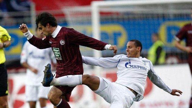 Jan Morávek v dresu Kaiserslauternu (vlevo) v souboji s Jermaine Jonesem z Schalke Jan Morávek v dresu Kaiserslauternu (vlevo) v souboji s Jermaine Jonesem z Schalke
