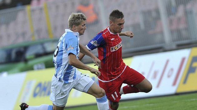 Brněnský útočník Jan Kalabiška (vpravo) obchází Václava Procházku z Mladé Boleslavi. Brněnský útočník Jan Kalabiška (vpravo) obchází Václava Procházku z Mladé Boleslavi.