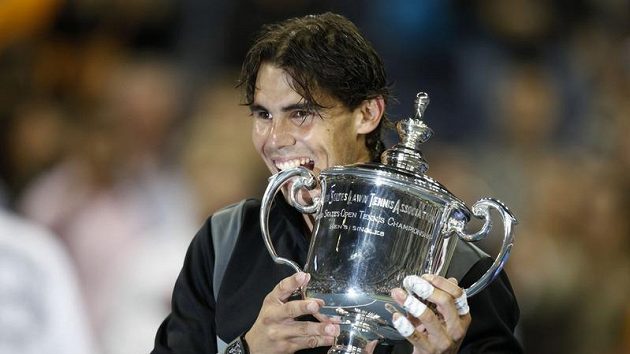Rafael Nadal pózuje s trofejí pro vítěze US Open Rafael Nadal pózuje s trofejí pro vítěze US Open