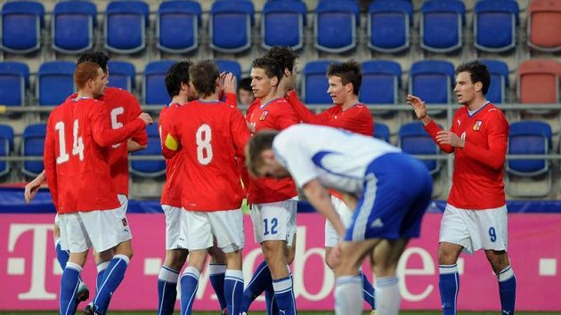 Čeští fotbalisté do 21 let se radují z branky do sítě Finska v přípravném utkání. Čeští fotbalisté do 21 let se radují z branky do sítě Finska v přípravném utkání.